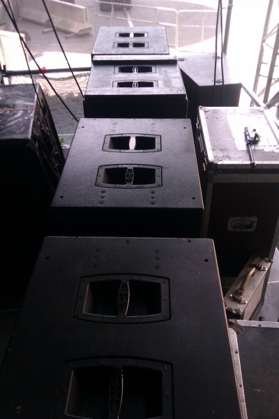 4 700 HPs end-fired for long-throw sub. 4 700 HPs end-fired for long-throw sub.